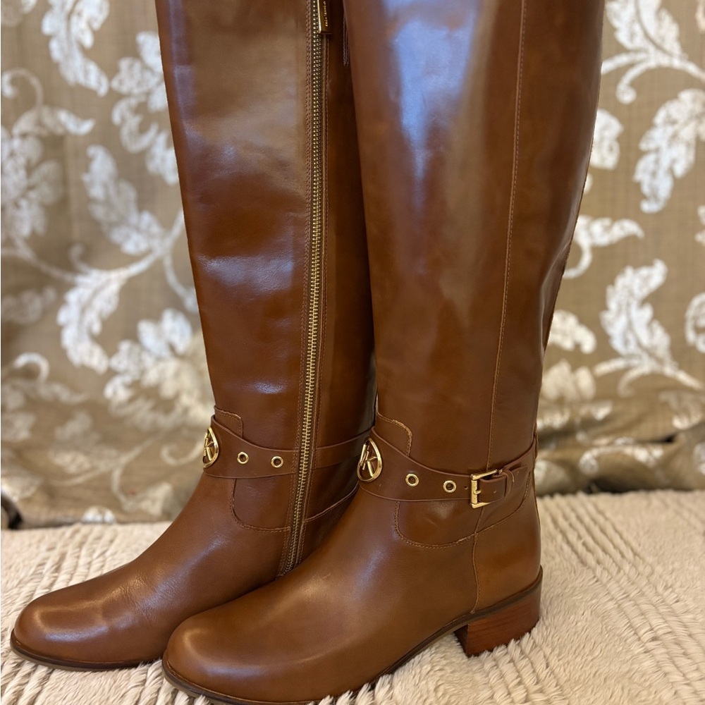SOLD

MICHAEL Michael Kors Tan Leather Ankle Boots